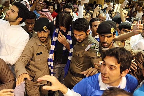 صحيفة يونانية: ترحيب جماهيري كبير بـ"ساماراس" والشرطة تتدخل