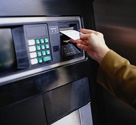 مواطن يحطم شاشة صراف أحد البنوك جنوب جدة