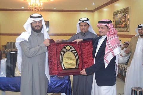 مستشفى عسير المركزي يكرم " الأحمري"