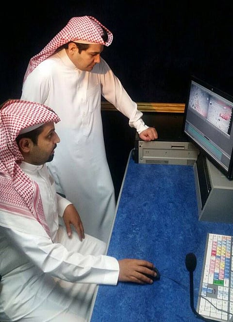 بالصور.. وزير الإعلام يتفقد سير العمل بالتلفزيون السعودي