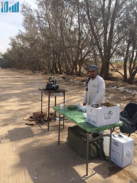 "سبق" تروي حكاية شاب سعودي يبيع الشاي على الجمر في تبوك