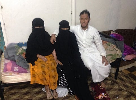 شاهد.. شاب وشقيقته يعانيان السماك القشري ووالدتهما مصابة بـ"الفشل"