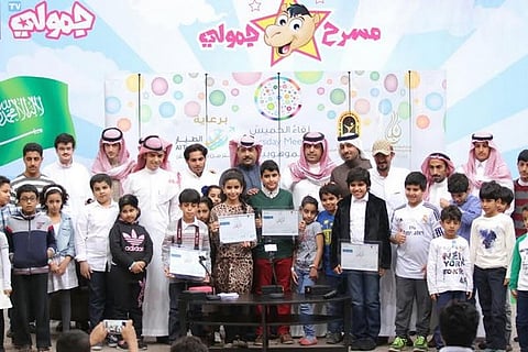 شاهد.. مواهب تتفجر إنشاداً وتصويراً وتطوعاً بـ"لقاء الخميس"