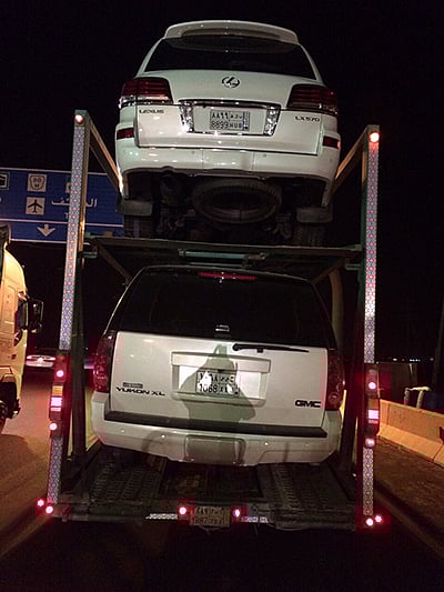 ضبط سيارة مسروقة محملة بشاحنة في طريقها للرياض