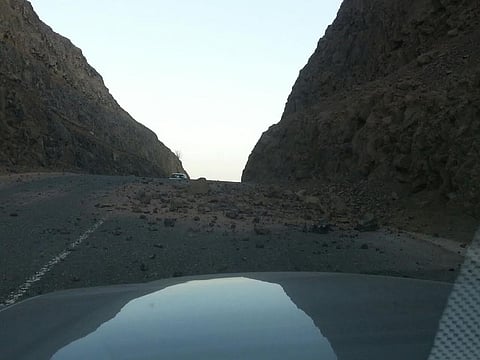"الصخور المتساقطة" تهدد حياة سالكي طريق سراة عبيدة يومياً