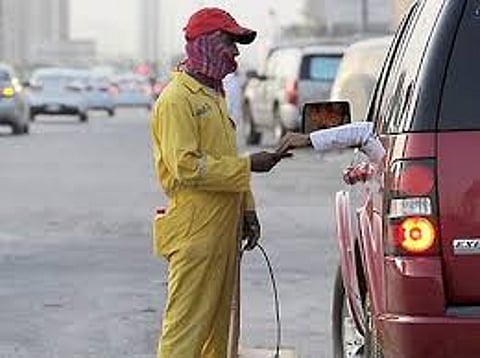 عامل نظافة: "سوّي دعاء" يقولها السعوديون لغير المسلمين.. ونعاني من المراهقين