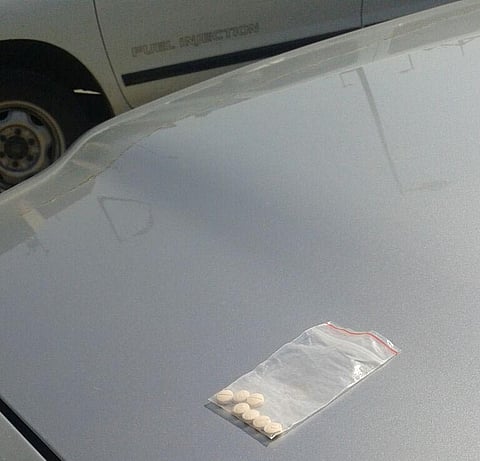 "أمن طرق مكة" يضبط مواطناً بحوزته "٧" حبات كبتاجون