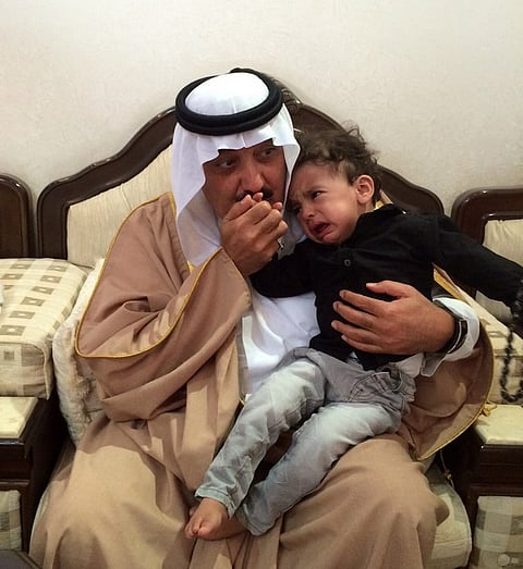 متعب بن عبدالله يعزي أسرة الطيار جديع القحطاني