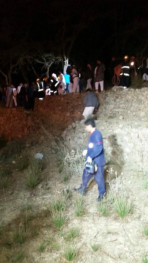 بالصور.. نقل مصاب "المنحدر الجبلي" بالباحة لمستشفى الملك فهد