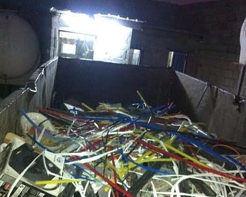 مكة.. الإطاحة بعصابة تخصصت في سرقة "بطاريات أبراج الجوال"