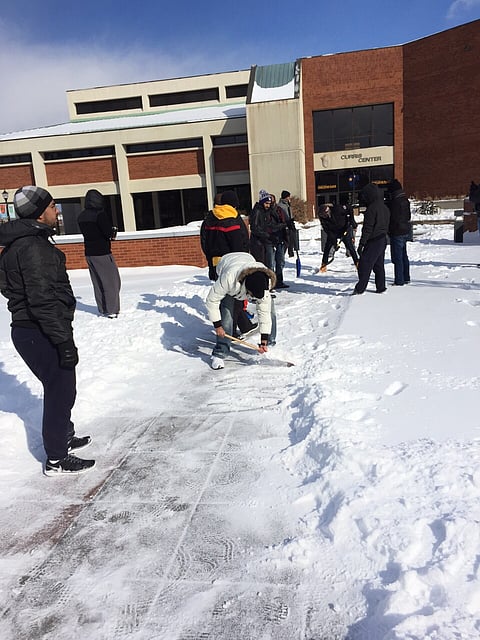 مبتعثون سعوديون يؤدون أعمالاً تطوعية في أمريكا