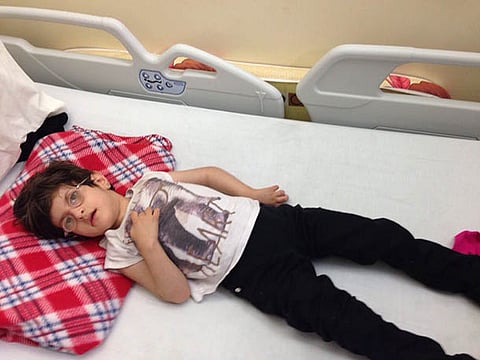 "ديما" تعاني تأخُّراً في النمو.. ووالدها يناشد علاجها بالخارج