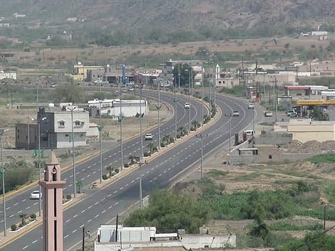 بلدية بحر أبو سكينة تنفذ أطول طريق مزدوج في تهامة عسير