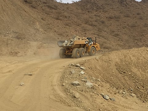 شاهد.. مواطنون بالريث: شركات تستبيح أراضينا وتهددنا بالشرطة!