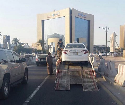 شاهد.. حجز "٤٢" سيارة ليموزين بسبب مخالفات في الشرقية