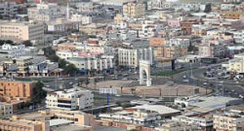 "عصابة محطات الوقود" .. سلبوا أموالاً وأصابوا عاملاً و"اللوحة" كشفتهم!