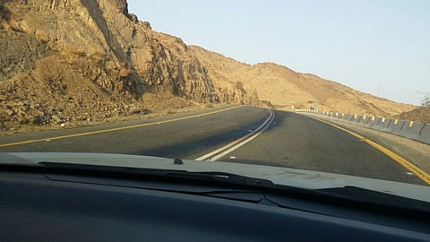 "زيت المنعطفات" يزلق مركبة على طريق العلايا ويصدمها بجبل