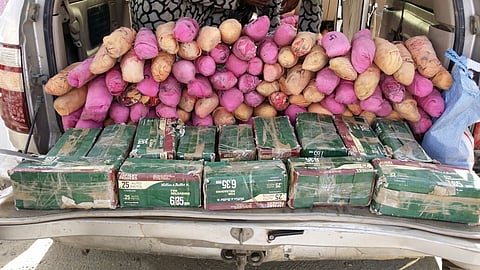 جازان .. إحباط تهريب 12 ألف طلقة و450 حزمة قات خُبئت بمراتب!