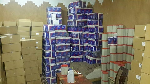 شاهد .. ضبط استراحة تخزّن قطع غيار مقلّدة وأغذية فاسدة بالعاصمة