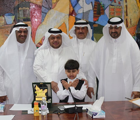 مدير تعليم جدة يكرِّم طفلاً أولم لـ ١٠٠ عامل نظافة