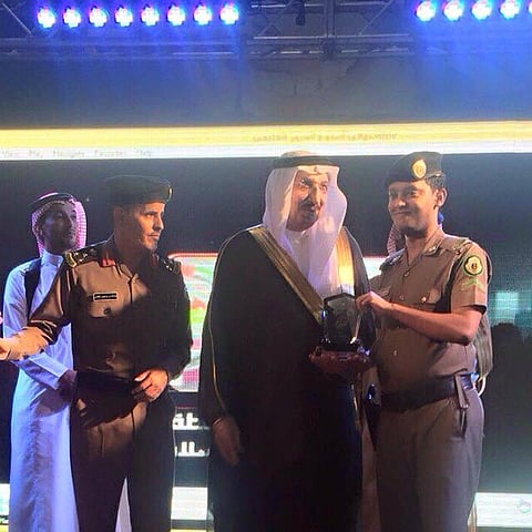 أمير جازان يكرِّم الجندي مُنقذ المُحاضرة من الاختطاف