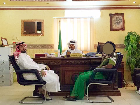 "عمل القنفذة" يتكفل بتوظيف "ساكن برج الكهرباء"