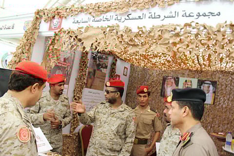 نواف بن عبدالعزيز يتفقد معرض الشرطة العسكرية بأسبوع المرور
