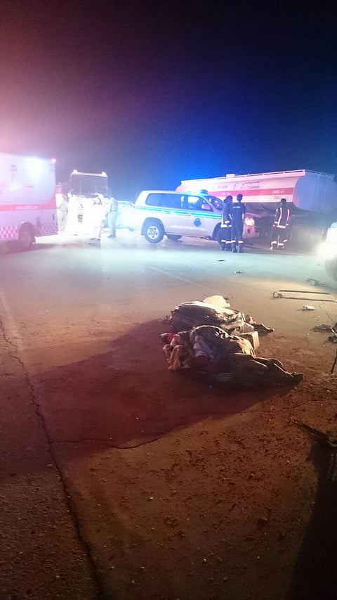 انقلاب سيارة يصرع ويصيب 6 من عائلة واحدة بطريق الدمام