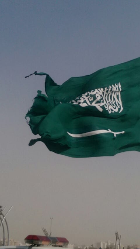 العواصف تتسبب في إنزال علم المملكة من أعلى "سارية جدة"