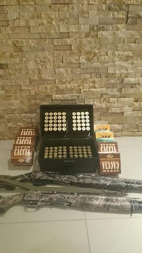 أمن طرق مكة يضبط مواطناً بحوزته بندقيتيْ "شوزن" و275 رصاصة