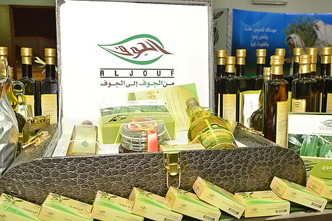 مزارعو الزيتون يعرضون إنتاجهم بطرق مبتكرة بمهرجان "الجوف"