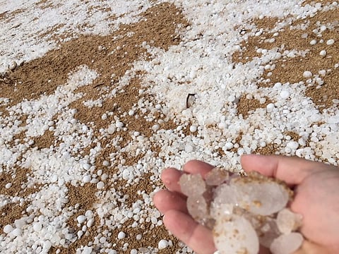 شاهد.. "البرد" يكسو صحراء نمران- فيضة المسلح بالبياض