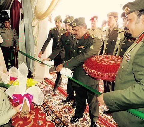 بالصور.. "القحطاني" يفتتح جناح الجوازات في "رالي حائل الدولي ٢٠١٥"