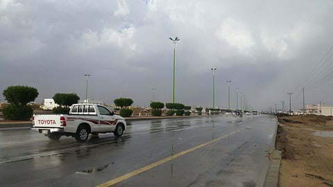 بالصور.. أمطار غزيرة تقطع الكهرباء عن "ظلم"