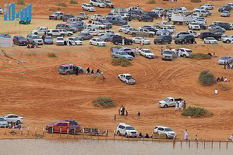 عدسة "سبق" ترصد تجمع المواطنين للاستمتاع بأجواء "روضة الخرارة"