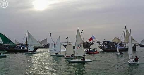 شاهد.. على غرار الفورميلا.. أول سباق للقوارب الشراعية بالدمام