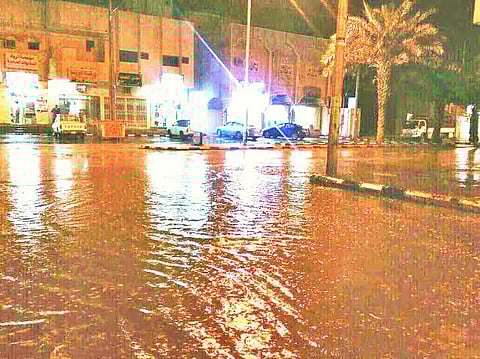 بالفيديو.. أمطار متوسطة يشهدها منتصف "وادي الدواسر"