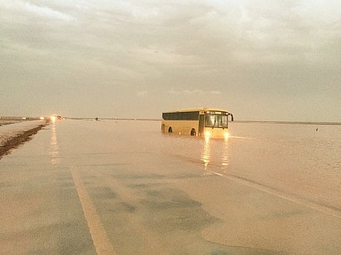 شاهد .. السيول تجرف حافلة مدرسية في وادي الدواسر