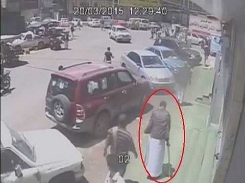 بالفيديو.. "الانتحاري الأعرج" حامل حزام الموت إلى مسجد الحوثيين