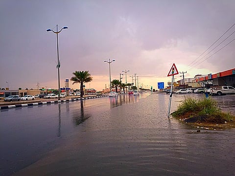 بالصور.. أمطار غزيرة على القنفذة وبعض مراكزها الساحلية