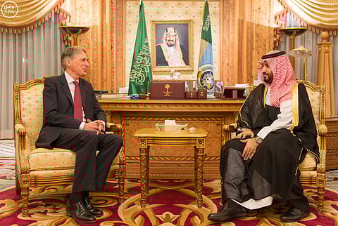 محمد بن سلمان يستعرض سبل التعاون مع وزير الخارجية البريطاني