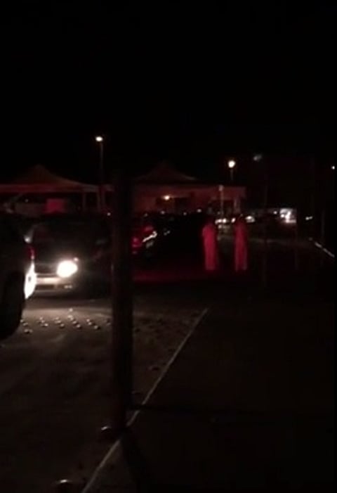 شاهد.. انقطاع الكهرباء بمنفذ الخفجي يتسبب في تكدس السيارات