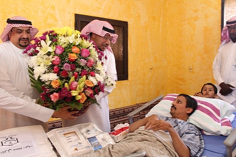 مدير صحة الجوف يزور مرضى الرعاية في منازلهم