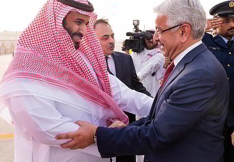 محمد بن سلمان يستعرض آخر المستجدات مع وزير الدفاع الباكستاني