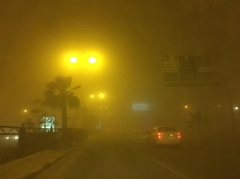 شاهد بالفيديو.. "موجة الغبار" تشل الحركة المرورية بالشرقية