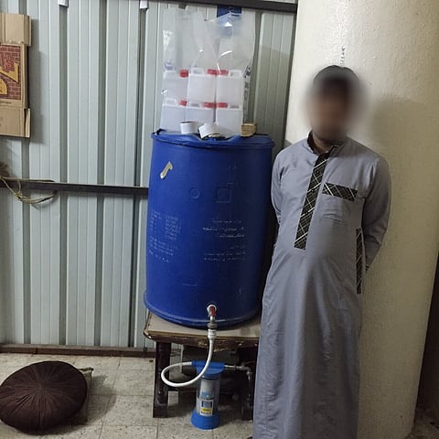 شاهد.. إتلاف ومصادرة 550 عبوة و22500 كرتون مياه زمزم مقلدة