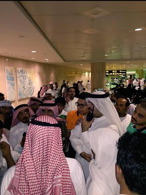 300 مسافر ما زالوا عالقين بمطار الدمام منذ يومين بسبب موجة الغبار