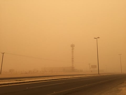 "غبار نجران" يستمر لليوم الثالث وتوقّف في حركة الطيران