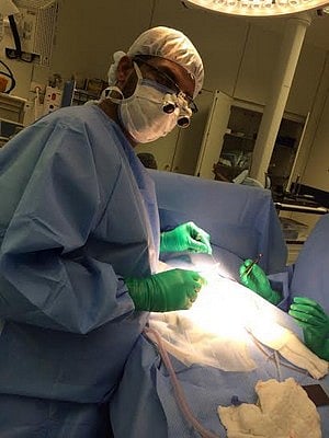 جراحة ناجحة بمستشفى القنفذة لإصلاح فتق خِلقِيّ لطفلة عمرها يوم