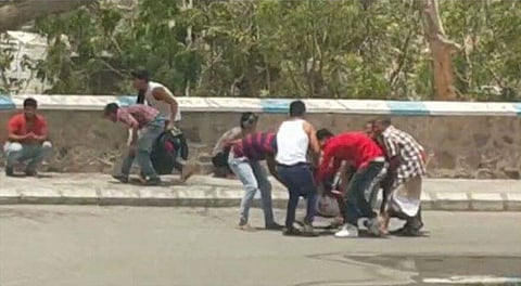 شاهد.. قناصة الحوثي يستهدفون المصلين بعد خروجهم من المساجد بعدن